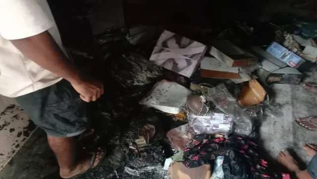 वाराणसी में उद्घाटन के पांचवें दिन दुकान में लगी आग, लाखों के कपड़े राख
