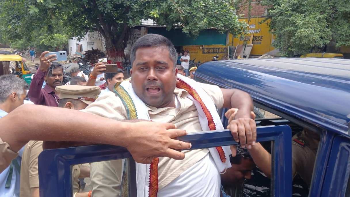 वाराणसी में युवा कांग्रेस का हल्लाबोल, महानगर अध्‍यक्ष समेत कई कार्यकर्ता गिरफ्तार...