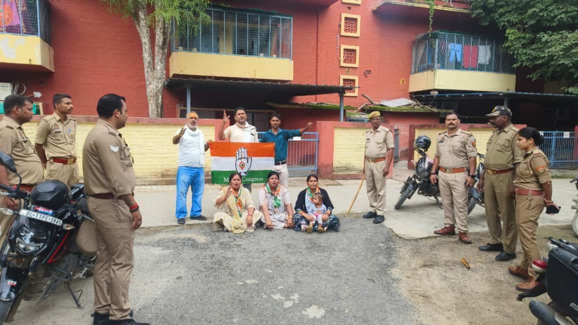 वाराणसी में कांग्रेस का विरोध प्रदर्शन, महिला जिलाध्यक्ष और कार्यकर्ता हिरासत में...