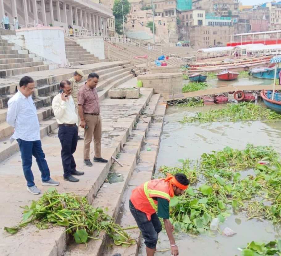 अस्सी घाट पर जलकुंभी हटाने को चला अभियान,  जल्द उतरेगी ट्रैश बोट मशीन