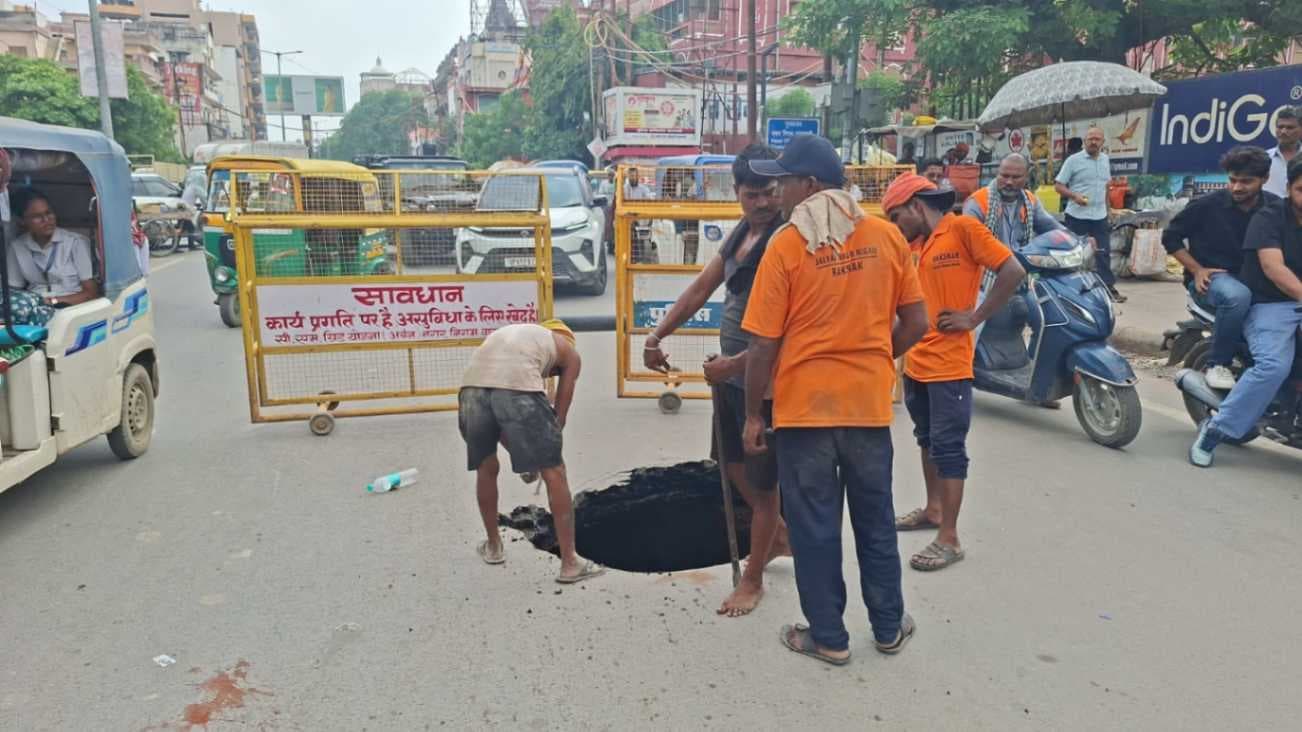सिगरा क्षेत्र में मुख्‍य सड़क धंसने से वाहनों की लगी कतार, जाम में फंसे रहे राहगीर