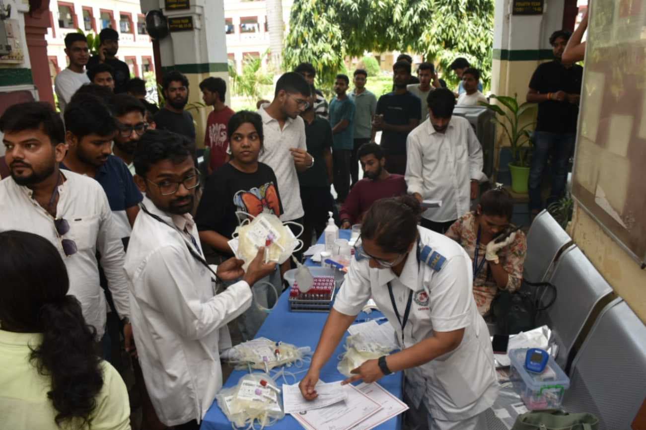 कारगिल विजय दिवस पर डॉ. सर्वपल्ली राधाकृष्णन छात्रावास(बी.एच.यू.)में स्वैच्छिक रक्तदान शिविर का आयोजन,61 यूनिट रक्त संग्रहित...