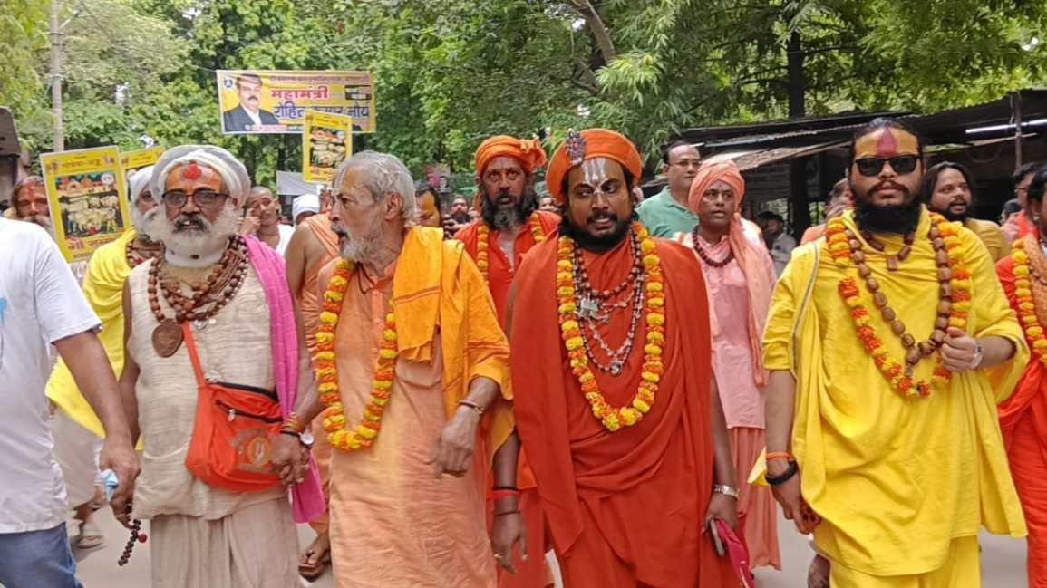 गोरक्षा एवं सम्‍मान यात्रा निकालकर जिला मुख्‍यालय पहुंचे साधु-संत, सौंपा ज्ञापन...