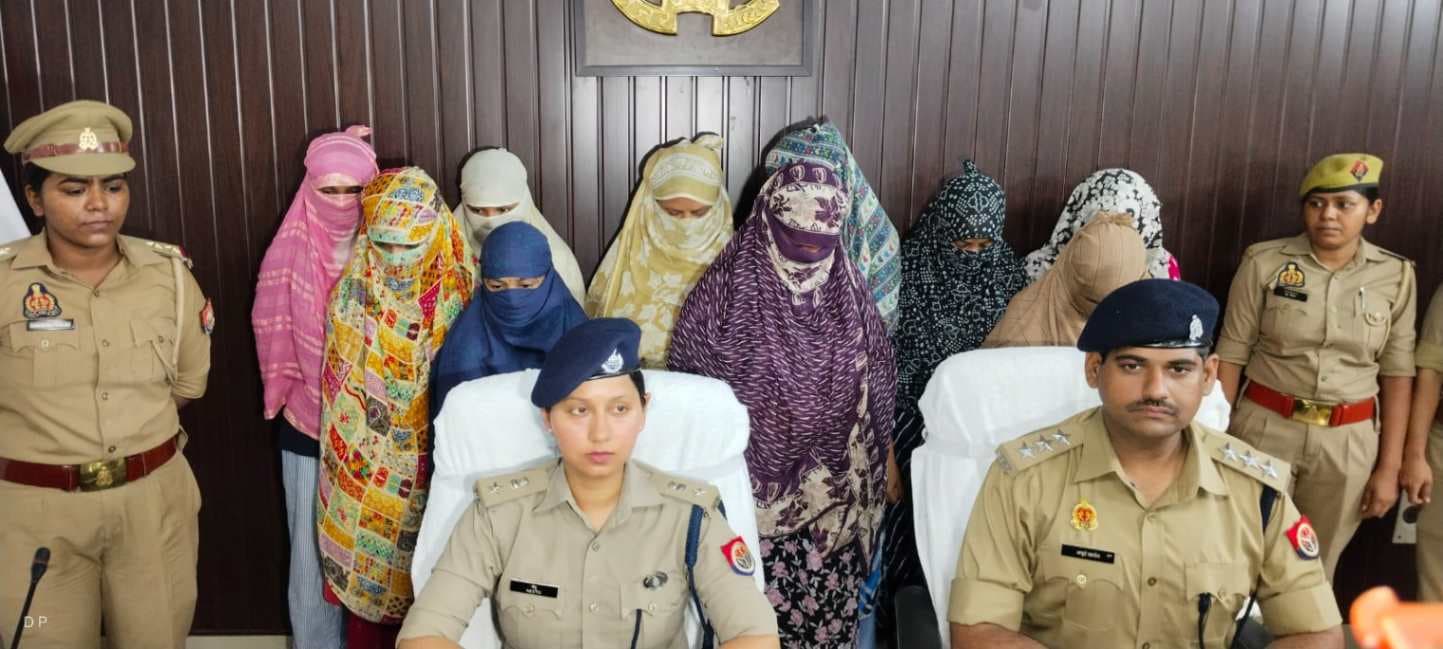 वाराणसी में महिलाएं चला रही थीं फर्जी मैट्रिमोनियल रैकेट, 10 गिरफ्तार