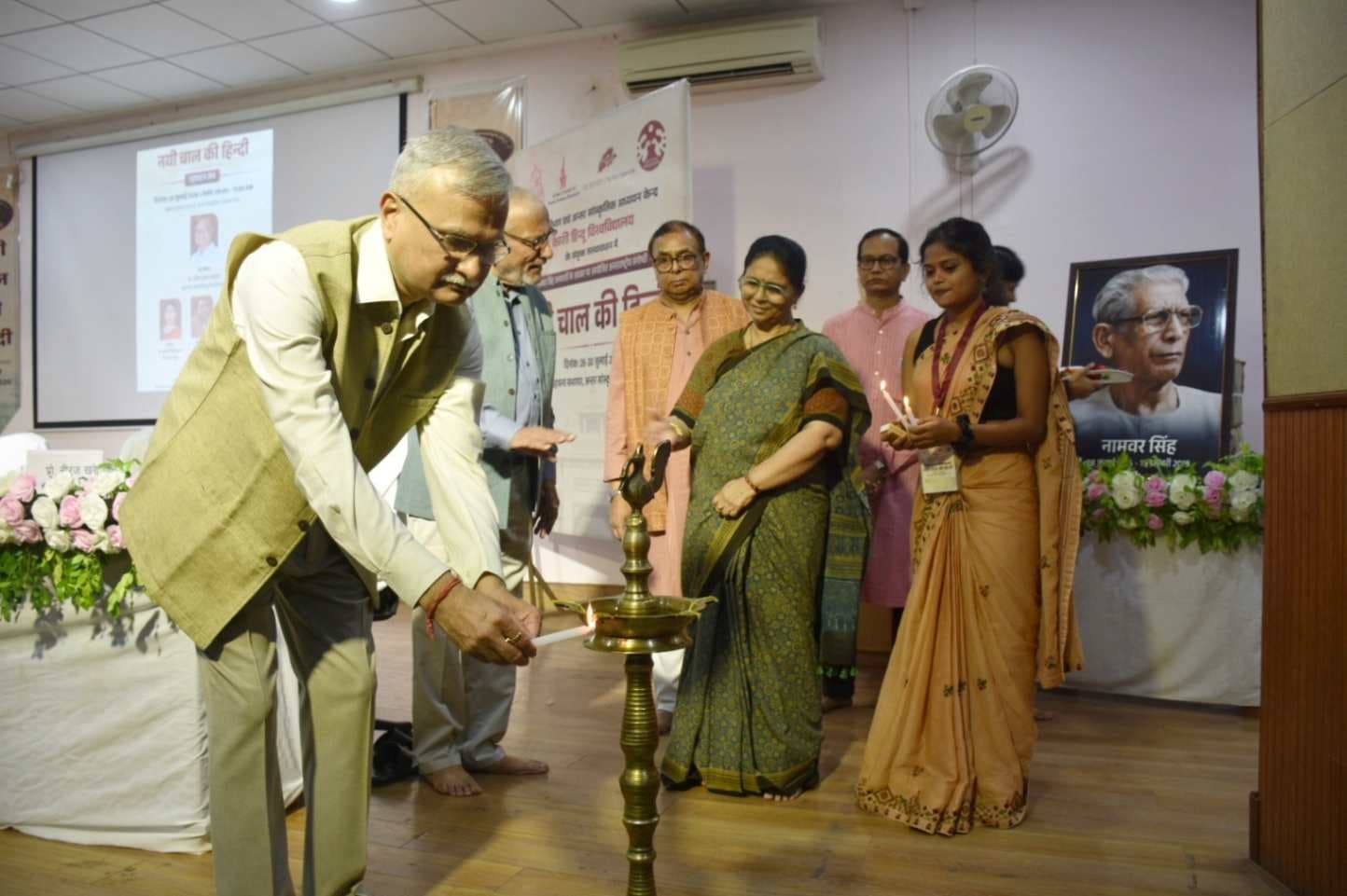 बीएचयू में 'नयी चाल की हिन्दी' विषय पर तीन दिवसीय अंतरराष्ट्रीय संगोष्ठी का शुभारम्भ. 