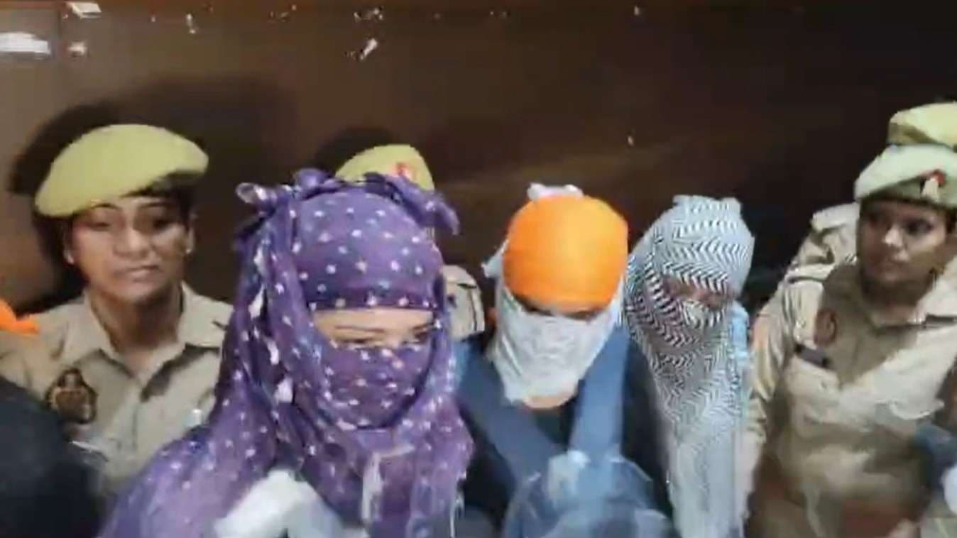 वाराणसी में करोड़ों की साइबर धोखाधड़ी, 32 गिरफ्तार, आरोपी युवतियों का हंगामा...