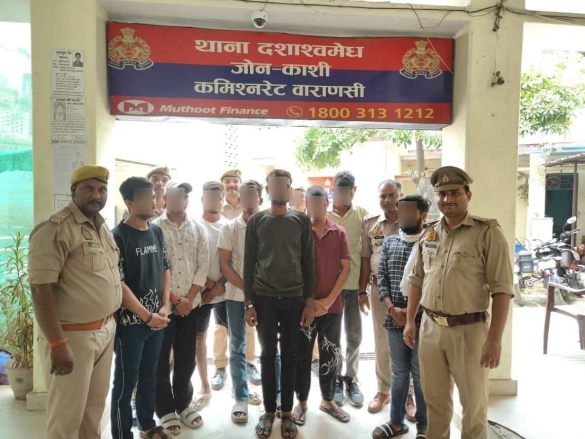 काशी विश्वनाथ मंदिर में सुगम दर्शन करने के नाम पर ठगी करने वाले आठ गिरफ्तार