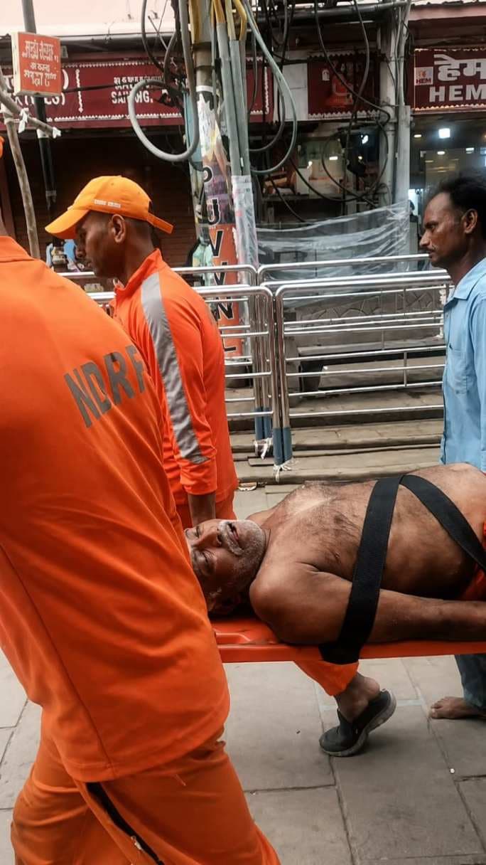 दशाश्वमेध घाट पर डूबने से बची तमिलनाडु के श्रद्धालु की जान, एनडीआरएफ और जल पुलिस की तत्परता से हुआ रेस्क्यू ...