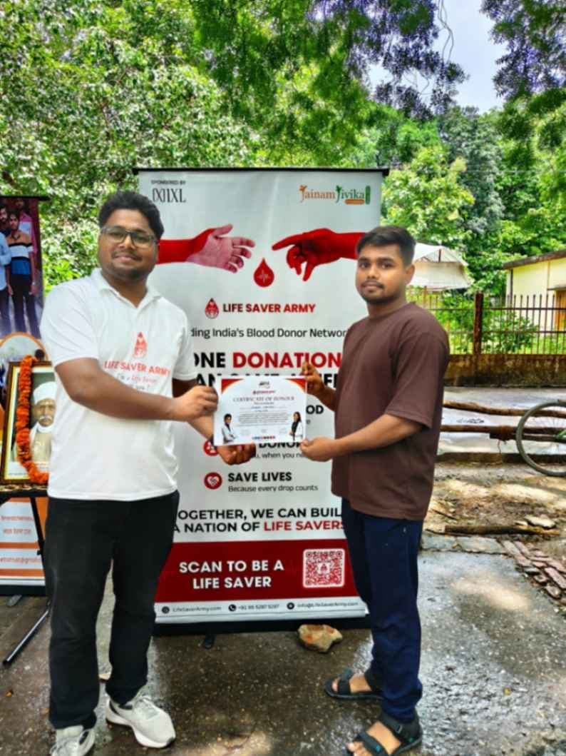 सावन में रक्तदान कर श्रद्धालुओं ने पेश की मानवता की मिसाल, बीएचयू विश्वनाथ मंदिर के बाहर लगा रक्तदान शिविर
