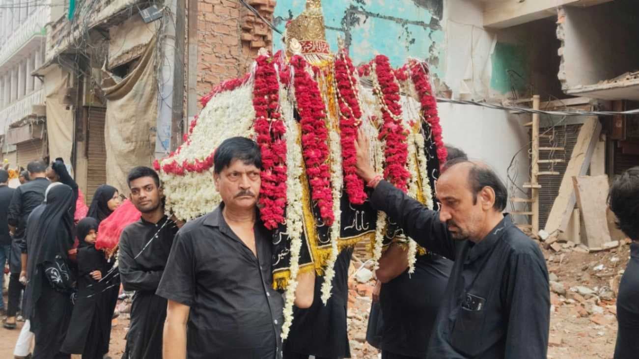 400 वर्ष पुरानी काली तुरबत का आलम उठा, चेहल्लुम का जुलूस निकाला गया