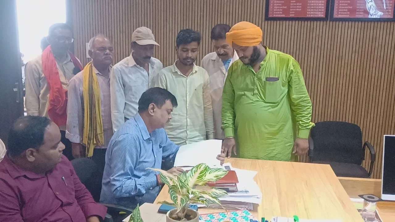 ऑटो स्टैंडों की सुविधाएं बढ़ाने और अवैध वसूली रोकने की मांग, सौंपा ज्ञापन...