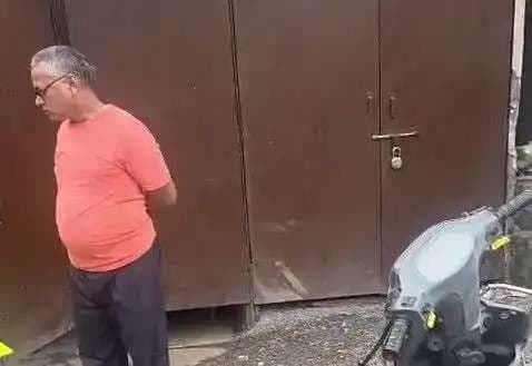 वाराणसी में देशी शराब की दुकान से सुबह-सुबह शराब की बिक्री, सेल्समैन धराया ...