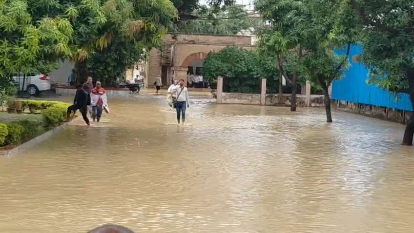 वाराणसी में बारिश से मौसम हुआ सुहाना, जगह-जगह जलभराव ने बढ़ाई दुश्‍वारी