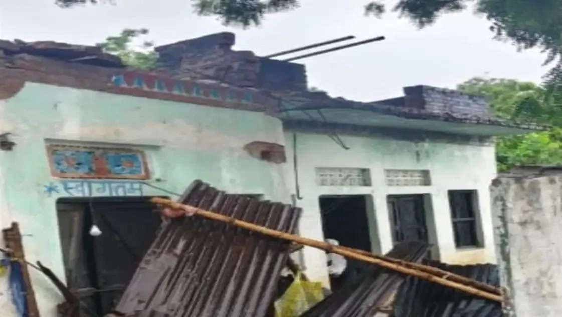 वाराणसी में बारिश से मकान का छज्‍जा गिरा, बुजुर्ग महिला की मौत