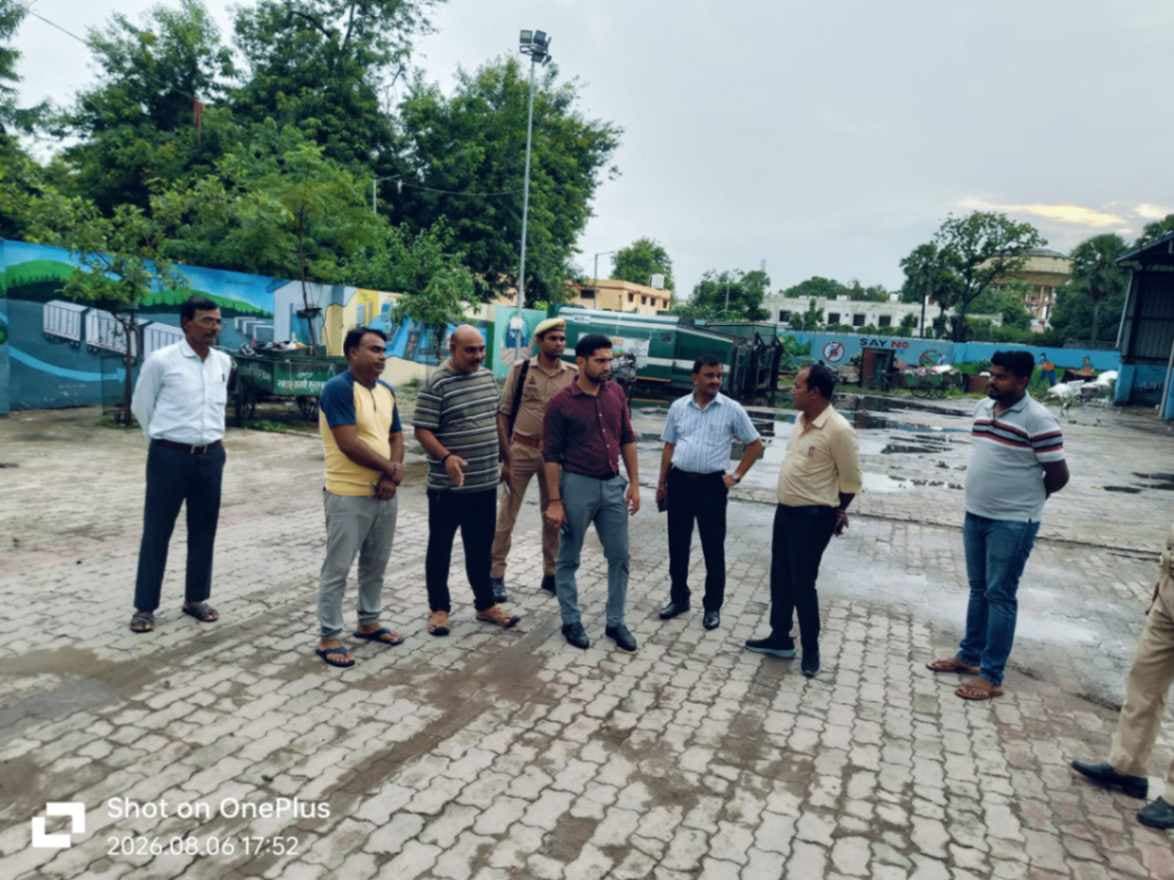 शिवपुर स्वास्थ्य केंद्र में अव्यवस्थाओं पर भड़के नगर आयुक्त, गैलरी में अंधेरा देख जताई नाराजगी