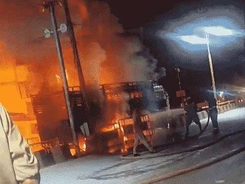 वाराणसी में चलते ट्रक में लगी आग, 45 मिनट में फायर ब्रिगेड कमियों ने पाया काबू