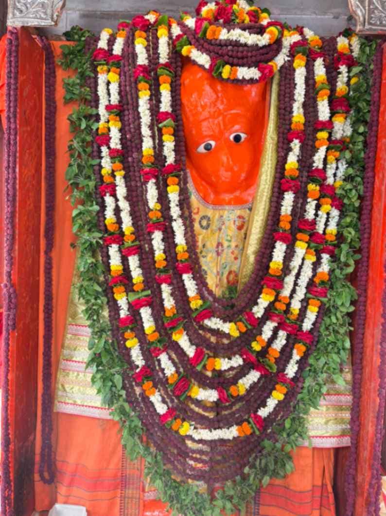 सावन के दूसरे शनिवार पर 5100 रुद्राक्षों से सजे काशी के अक्षयवट हनुमान, उमड़ी भक्तों की भारी भीड़