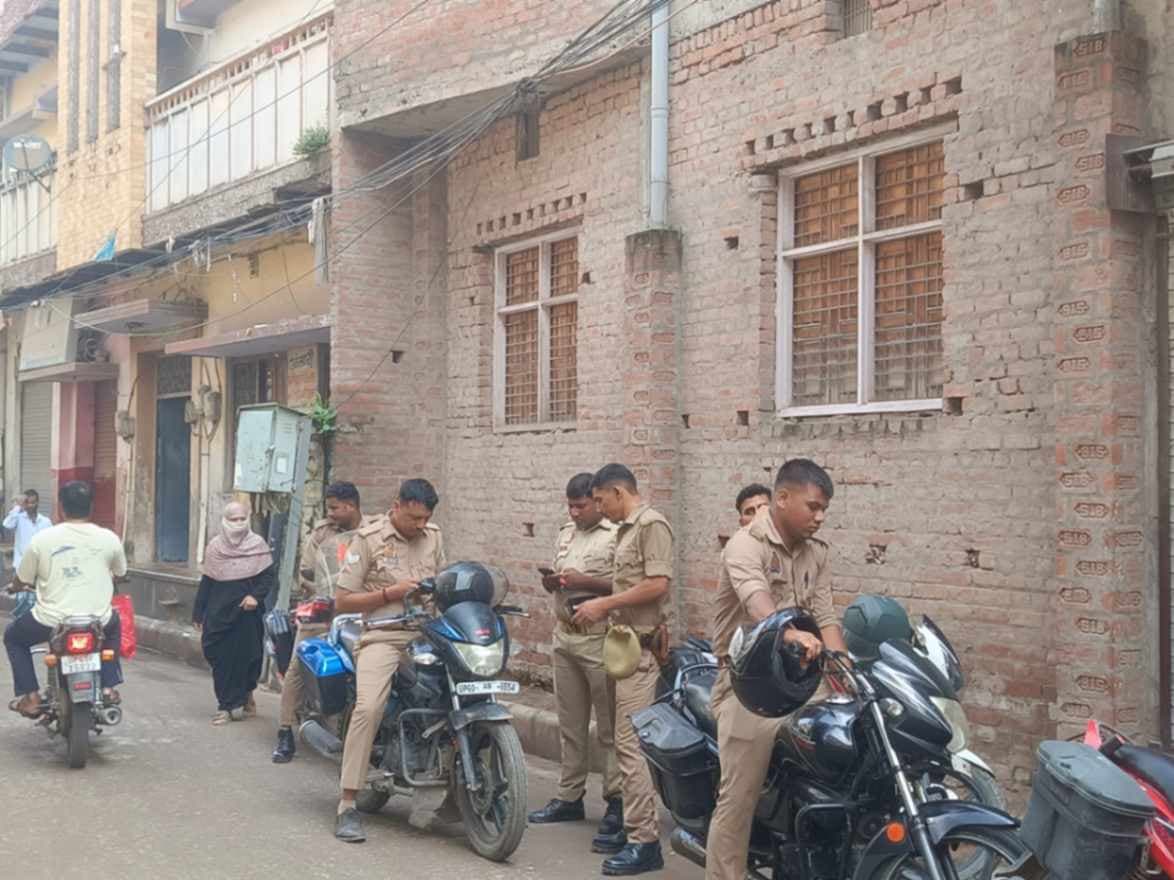 पत्थर से हमला कर साड़ी कारीगर की हत्या दो घायल वारदात के बाद इलाके में मचा हड़कंप...