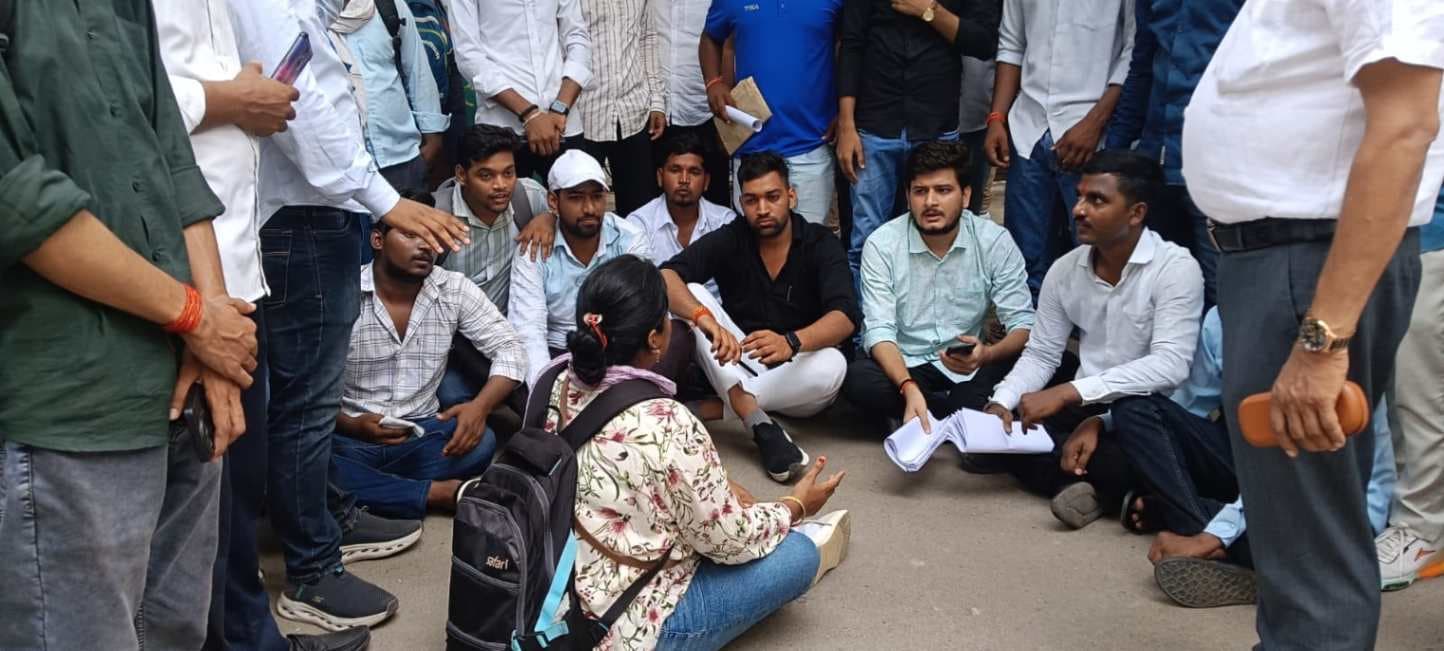 अंकपत्र में त्रुटियों से नाराज छात्रों का धरना प्रदर्शन, काशी विद्यापीठ प्रशासन से सुधार की मांग