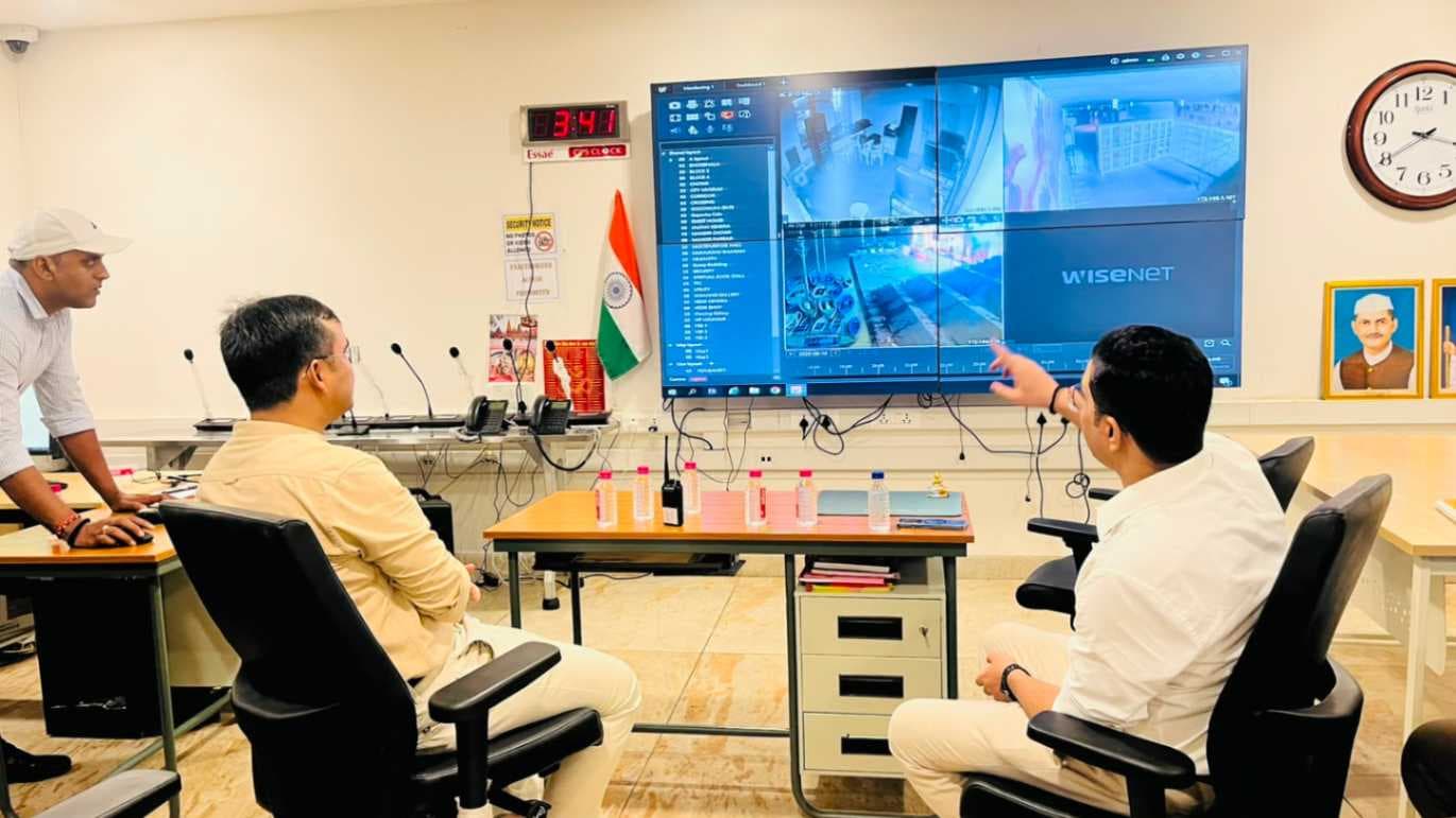 काशी में सावन पर हाइटेक तैयार‍ियां, डीएम ने सीसीटीवी कैमरों की निगरानी में परखी सुरक्षा व्यवस्था...