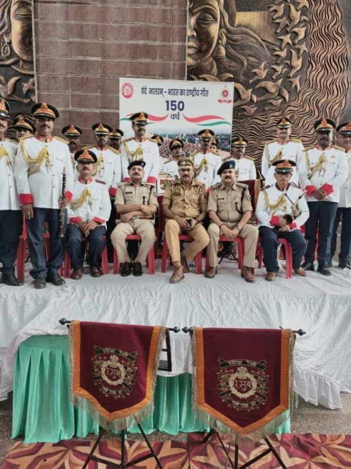 बनारस स्टेशन पर गूंजा देशभक्ति का तराना, RPF बैंड की धुन पर झूमे यात्री