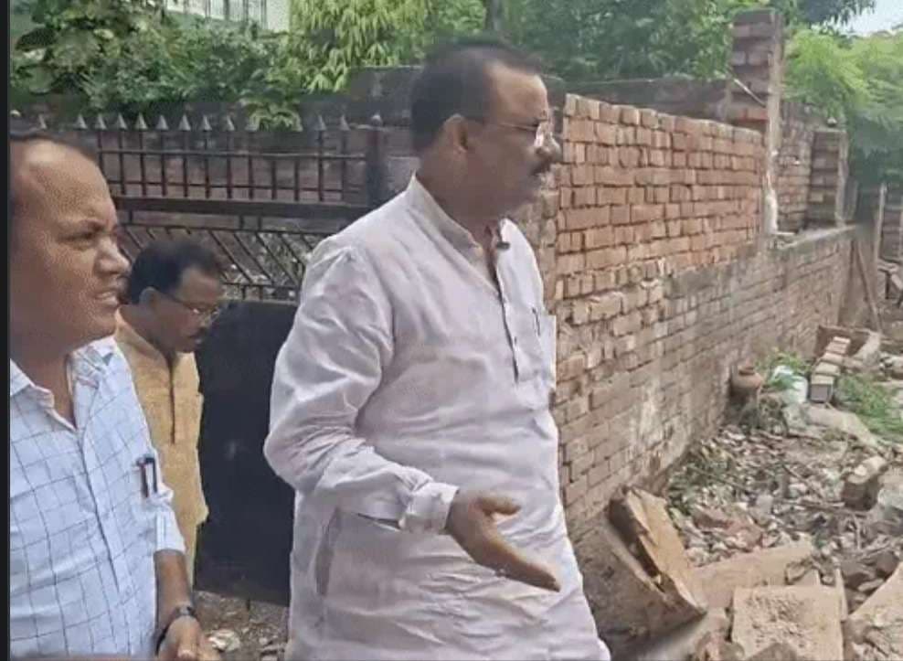 पेड़ कटने पर भड़के महापौर, अधिकारियों को लगाई फटकार, दे दी ये चेतावनी
