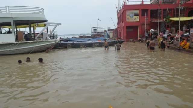 वाराणसी में गंगा का जलस्तर स्थिर, प्रशासन कर रहा है निगरानी 