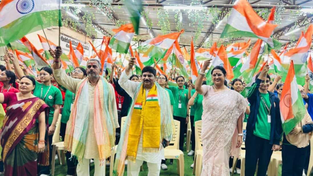 आर्य महिला कॉलेज में गूंजा राष्ट्रप्रेम, छात्राओं ने तिरंगा थाम लिया देशभक्ति का संकल्प