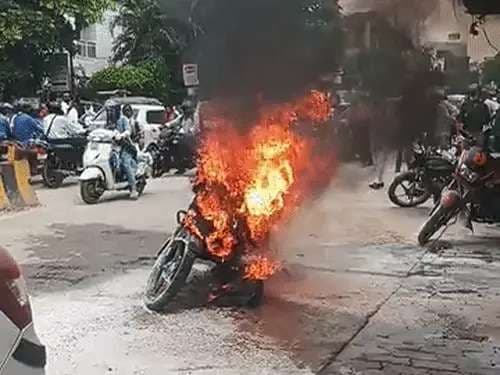 वाराणसी में चलती बाइक में लगी आग, सड़क पर लगा लंबा जाम