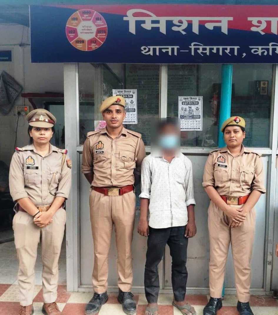 राहगीरों को अश्लील इशारे कर रही थी युवती, एंटी रोमियो टीम ने मौके से दबोचा
