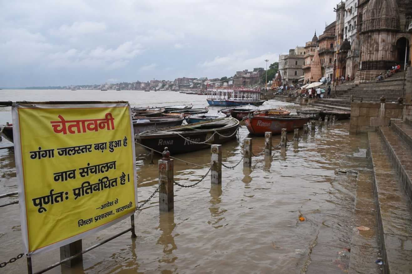 काशी में फिर बढ़ा गंगा का जलस्तर, नाव संचालन पर लगी रोक, घाटों पर बढ़ी सतर्कता