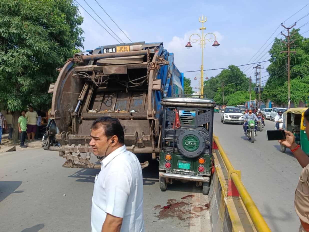एंबुलेंस को रास्ता देने में हादसा, कूड़ा गाड़ी से टकराया टोटो ; महिला का पैर कटा