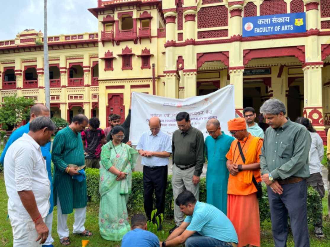 बीएचयू में पर्यटन विद्यार्थियों ने दिया पर्यावरण संरक्षण का संदेश, पौधरोपण के साथ हुआ व्याख्यान