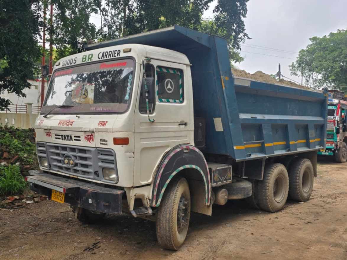 अवैध खनन में लिप्त मिट्टी लदा डंपर सीज, खनन विभाग को दी गई सूचना