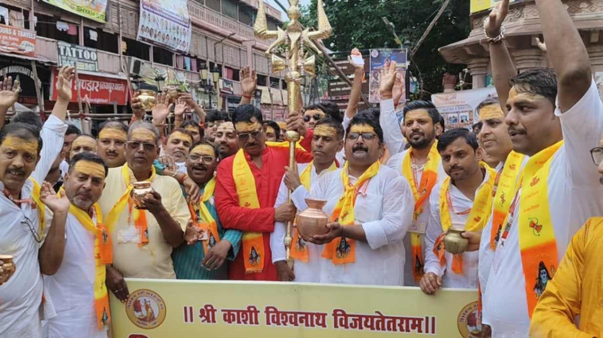 नागपंचमी पर ज्ञानकूप और नागकेसर मिश्रित जल से बाबा विश्वनाथ का महाभिषेक