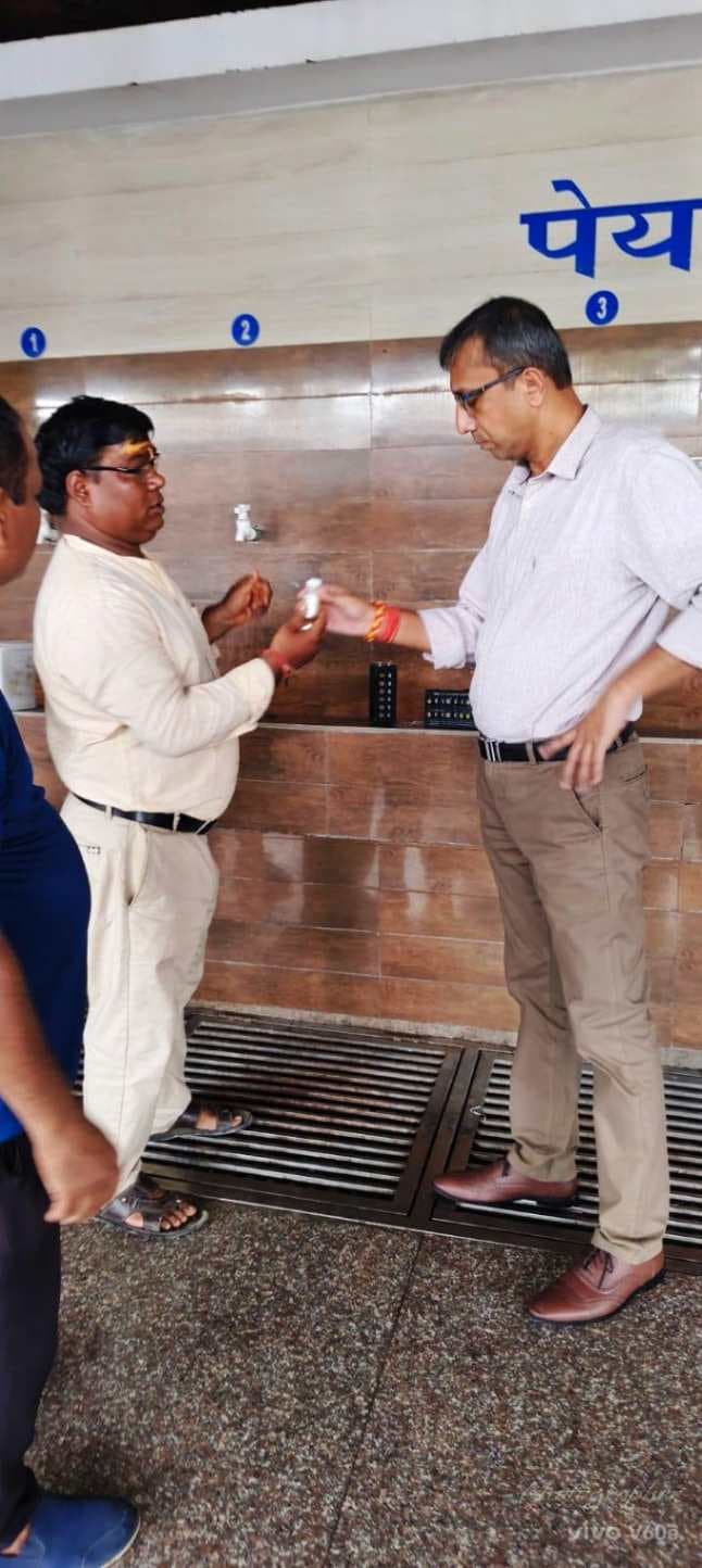 बनारस स्टेशन पर पेयजल व्यवस्था का डीआरएम ने किया औचक निरीक्षण