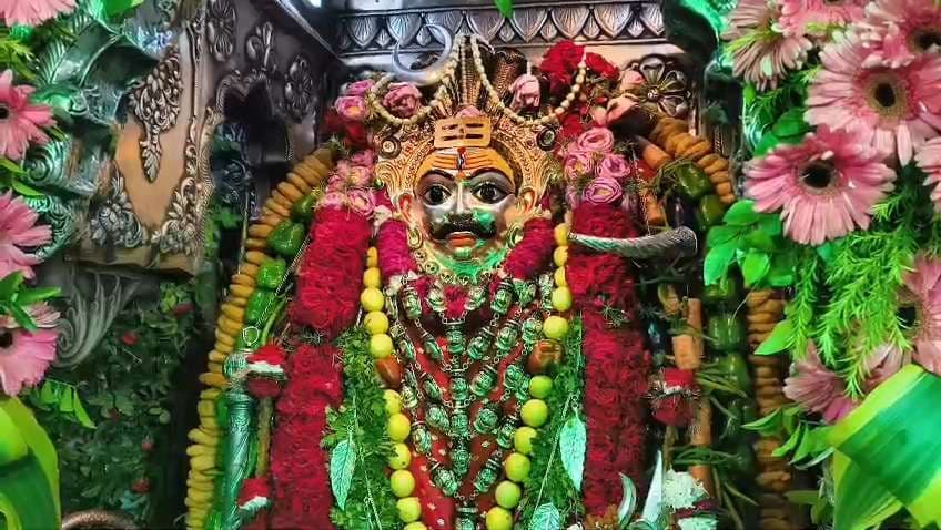 फूल-फल से सजे बाबा कालभैरव, मनमोहक स्वरूप के हुए दर्शन