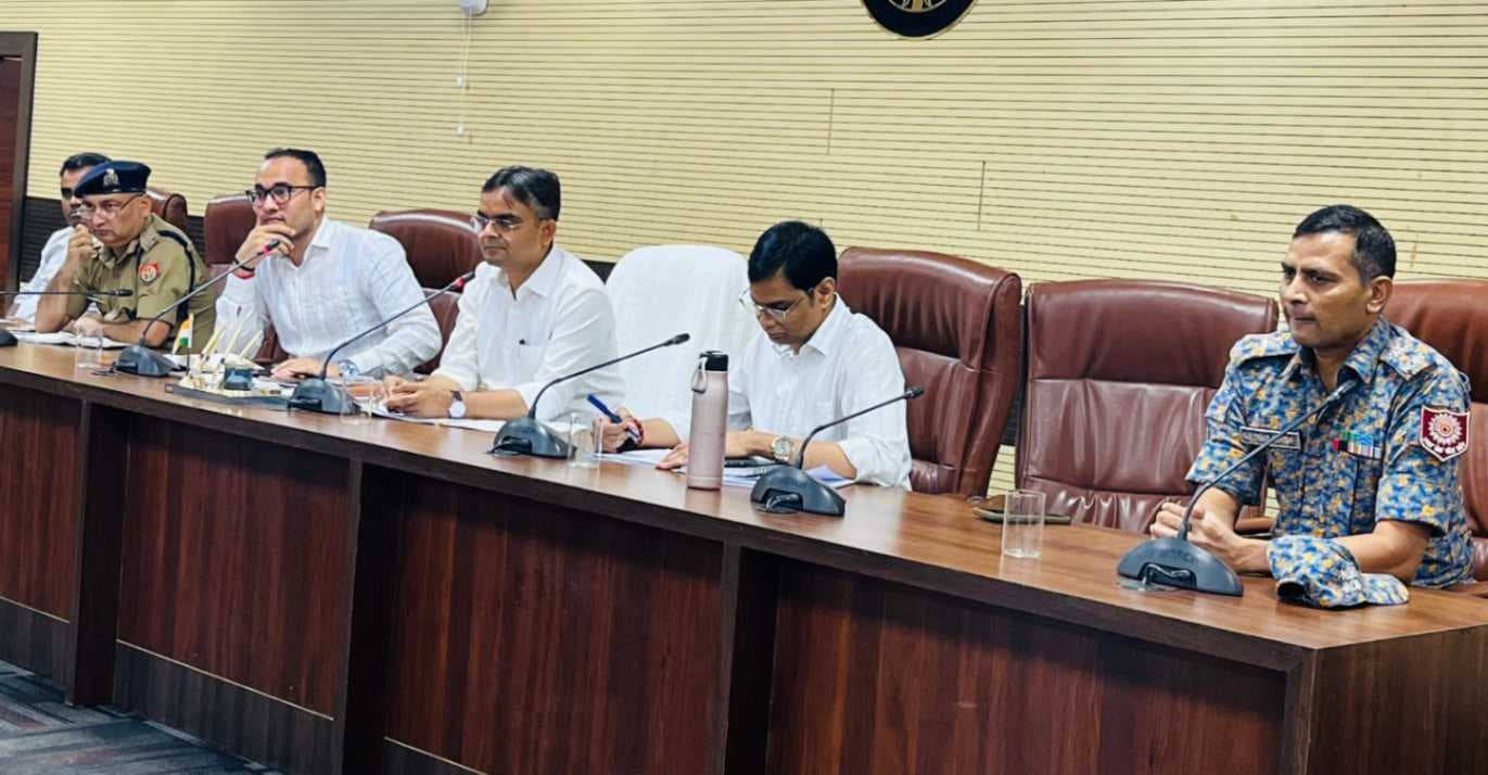 डीएम ने की बाढ़ से बचाव एवं राहत कार्यों के बाबत तैयारियों की समीक्षा, दिए निर्देश 