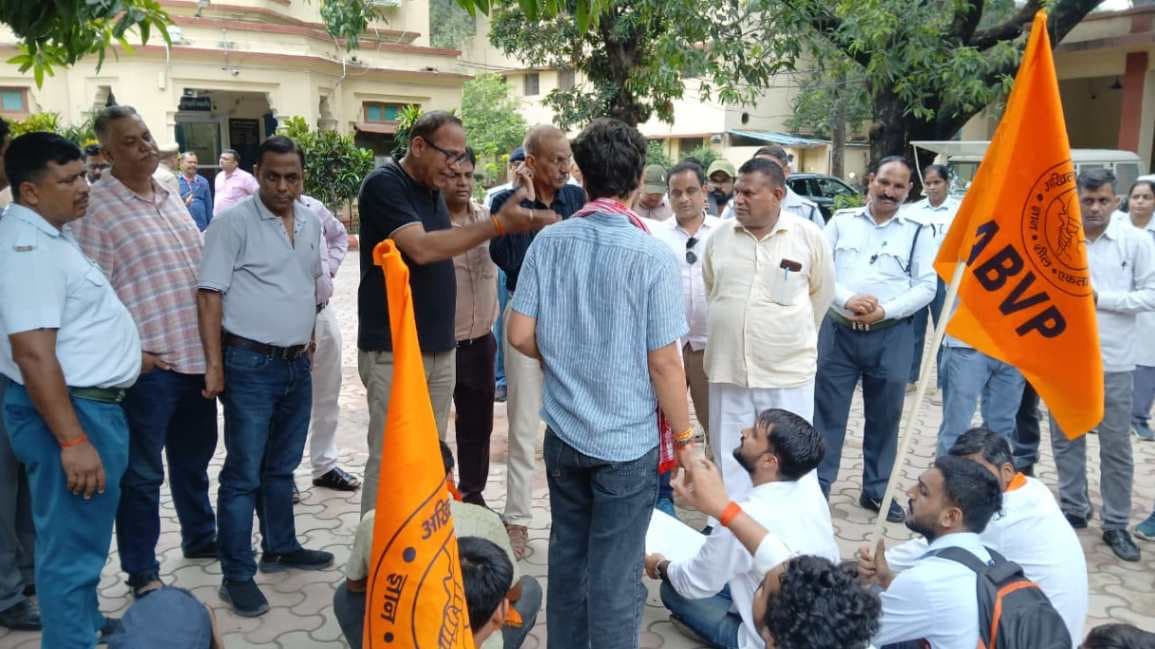 बीएचयू में कुत्ते के हमले के विरोध में एबीवीपी का प्रदर्शन, चीफ प्रॉक्टर कार्यालय का घेराव