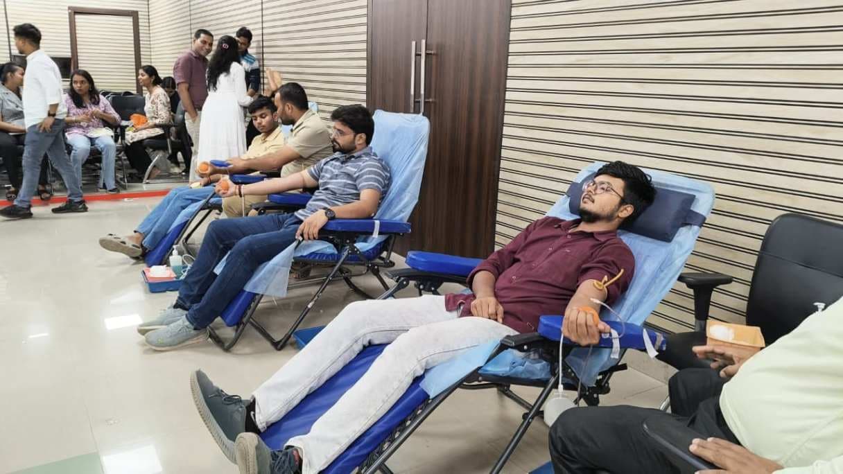 BHU में रक्तदान शिविर, विद्यार्थियों और कर्मचारियों ने किया स्वैच्छिक रक्तदान