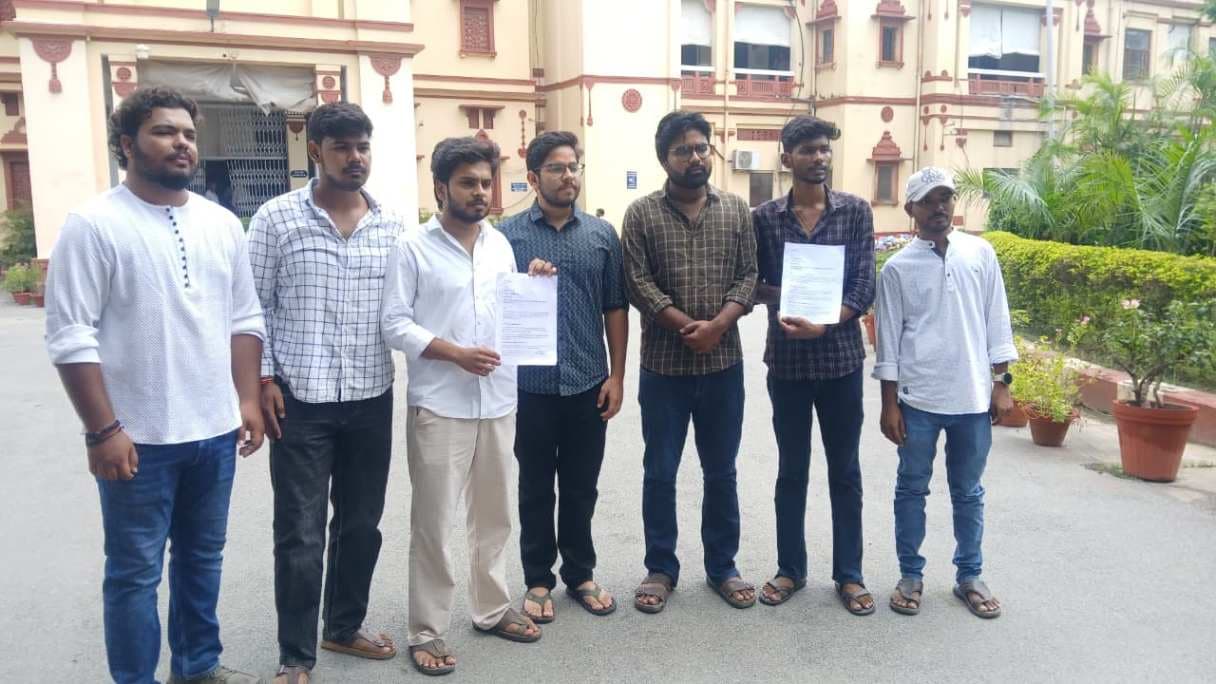 BHU में पेड़ों की अवैध कटाई पर छात्रों ने उठाई आवाज, 2.65 करोड़ की NGT पेनल्टी दोषी अधिकारियों से वसूलने की मांग