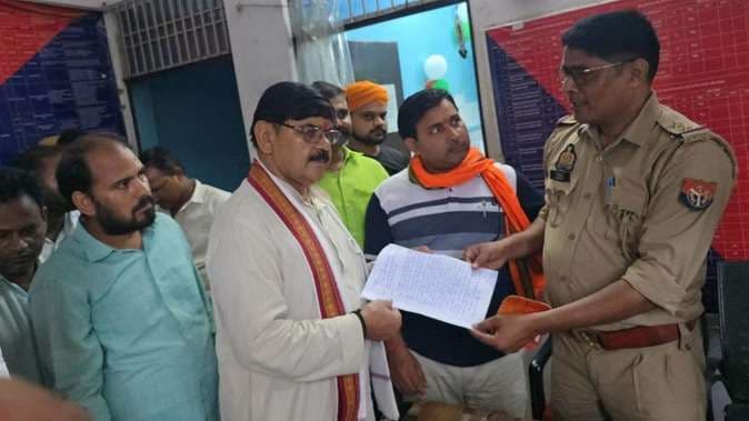वाराणसी में मिठाई की दुकान के मंत्र लिखे कागज के केसरिया प्लेट पर भड़के भाजपाई, कर डाली यह मांग