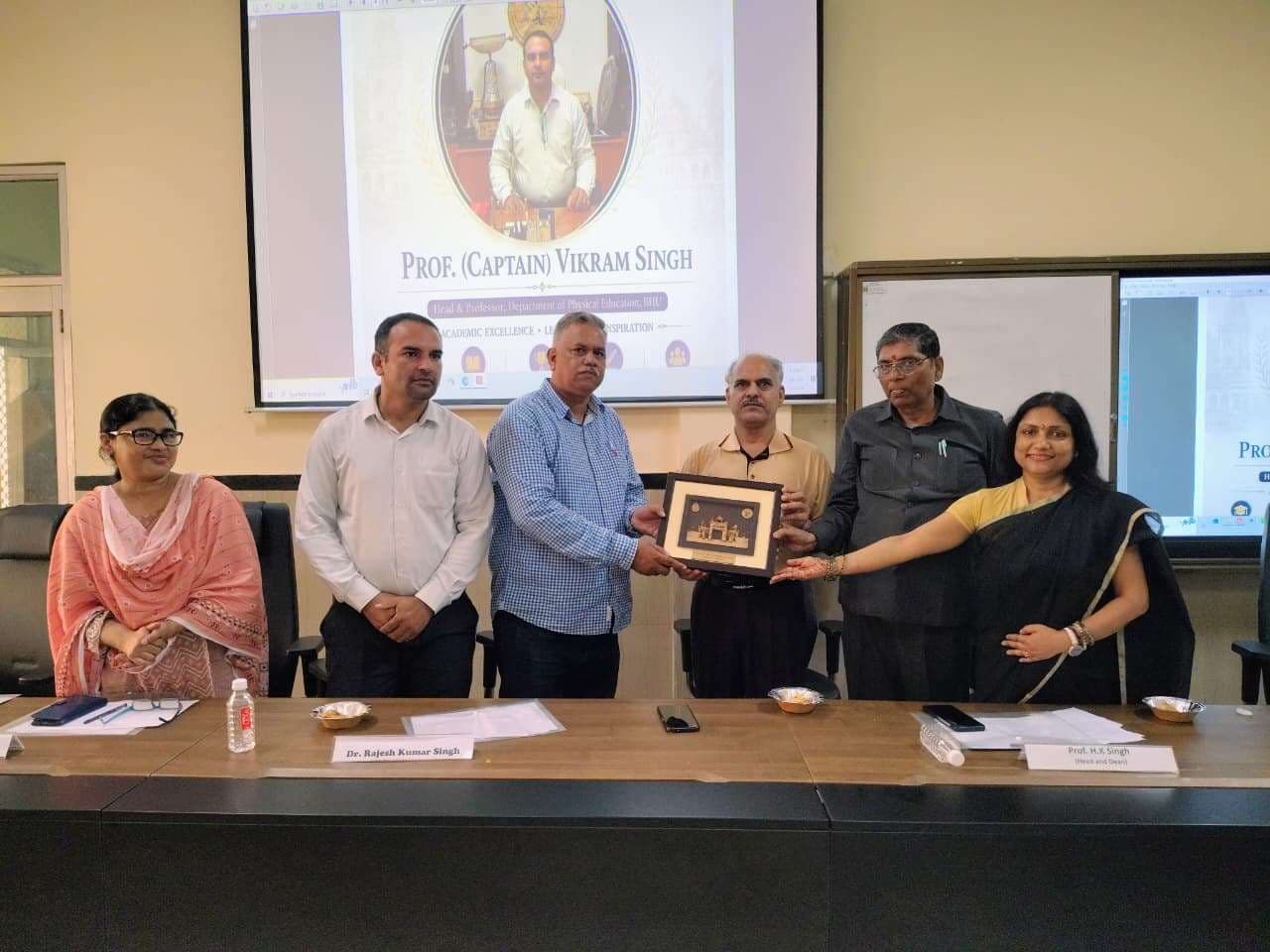 बीएचयू वाणिज्य संकाय में नवागंतुक स्नातकोत्तर छात्रों का दीक्षारंभ कार्यक्रम सैंकड़ो छात्रों ने लिया हिस्सा