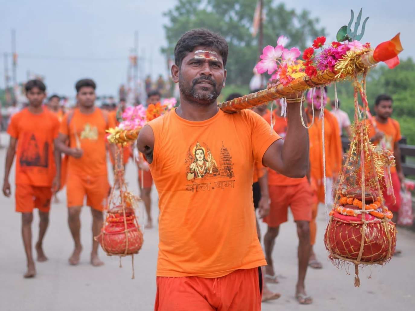 एक हाथ नहीं, फिर भी आस्था-जुनून बरकरार; 9 साल से कांवड़ लेकर बाबा के दरबार में हाजिरी...