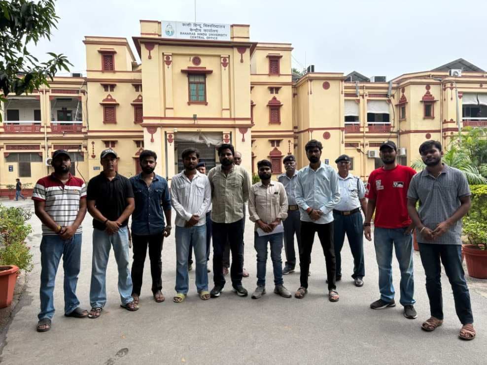 लंबित प्रवेश प्रक्रिया जल्द पूरी करने की मांग को लेकर छात्रों ने बीएचयू प्रशासन को सौंपा ज्ञापन