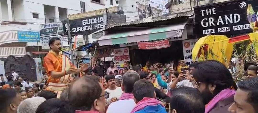 इटावा के केदारेश्वर मंदिर की काशी में भव्य शोभायात्रा, विशाल शिवलिंग की झांकी ने खींचा ध्यान