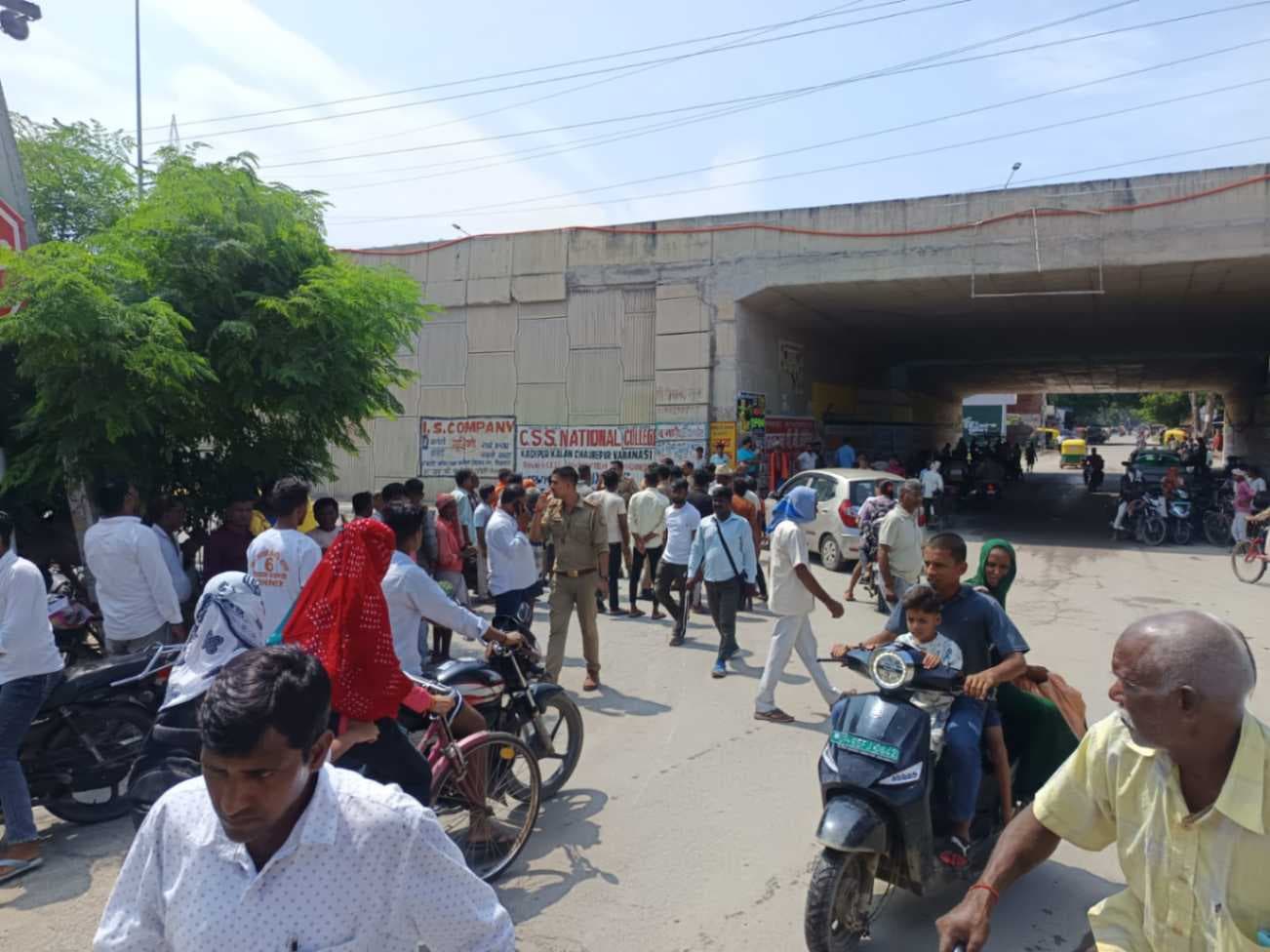 वाराणसी में डंपर की टक्‍कर से बाइक सवार युवती की मौत, पिता गंभीर रूप से घायल