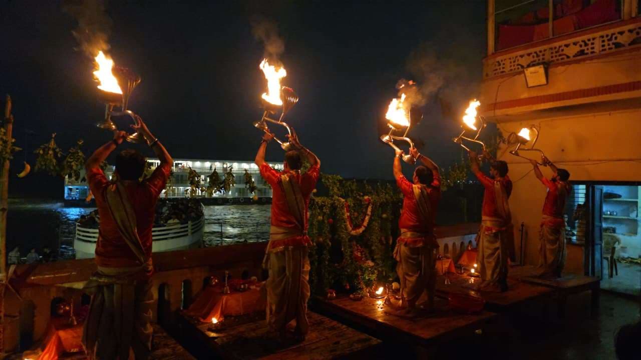 

वैदिक मंत्रोच्चार के बीच हुआ पूजन-अर्चन, पुष्पों और फलों से सजा माँ गंगा का दिव्य स्वरूप