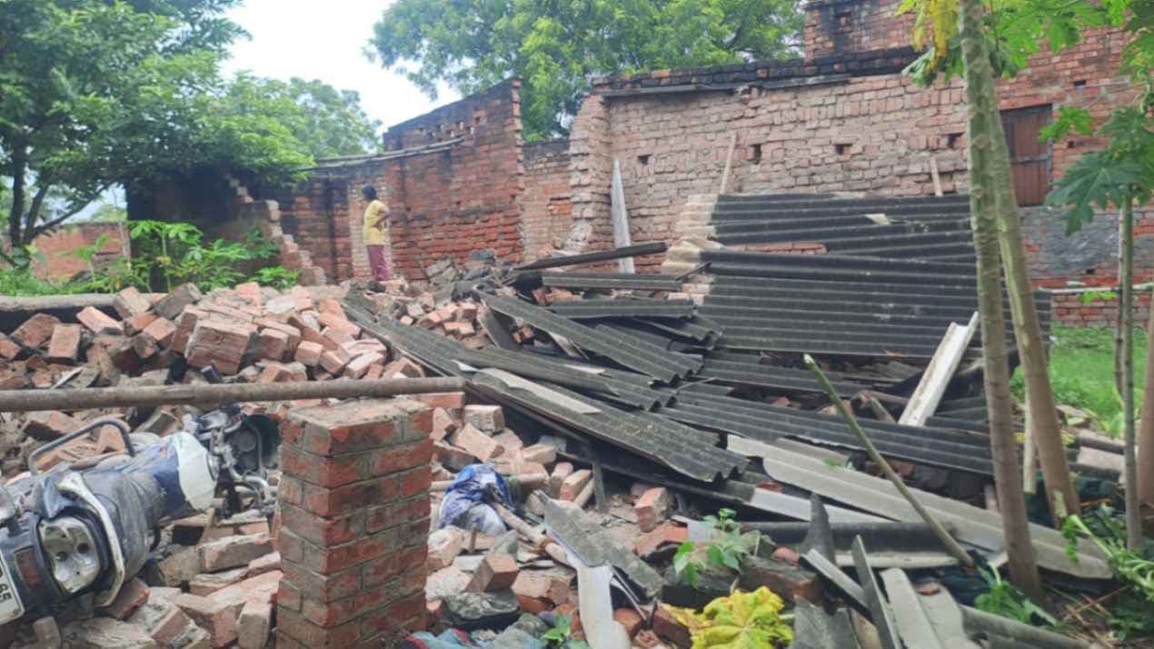 चौबेपुर में आकाशीय बिजली गिरने से टीन शेड ढहा, लाखों की क्षति