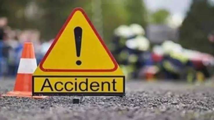 वाराणसी में ट्रक ने ईंट लदे ट्रैक्‍टर को मारी टक्‍कर, युवक की मौत, पिता जख्‍मी